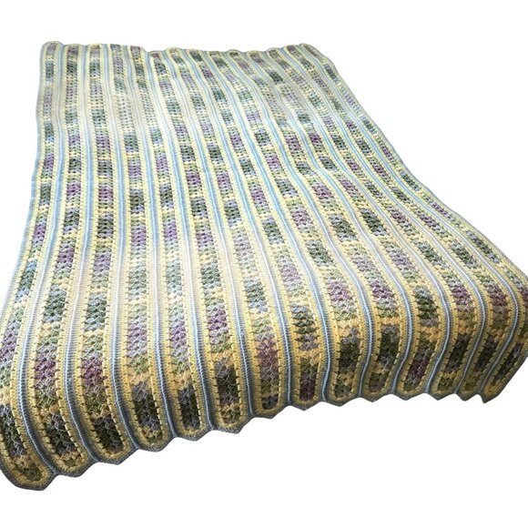 VTG Beautifully Handmade Crochet Blanket Pastel Stripes Scalloped Edges 85 x 54 - Picture 2 of 8